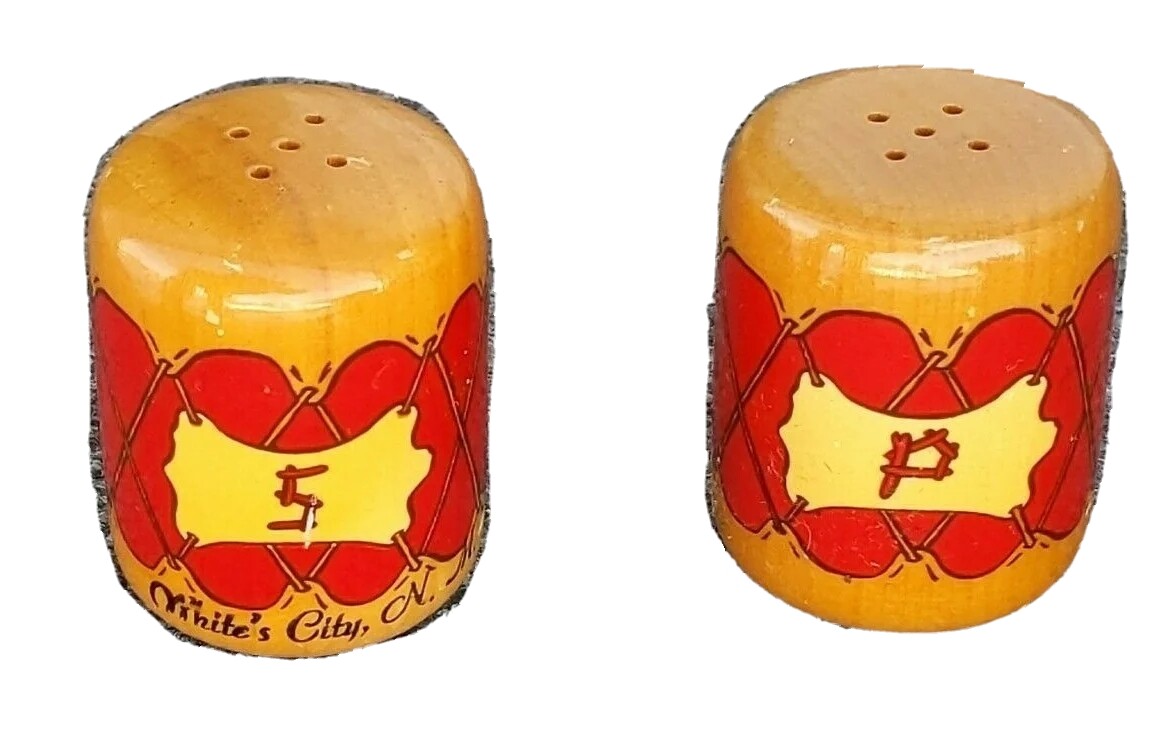 Carlsbad Caverns White’s City NM vintage painted drums souvenir salt and pepper