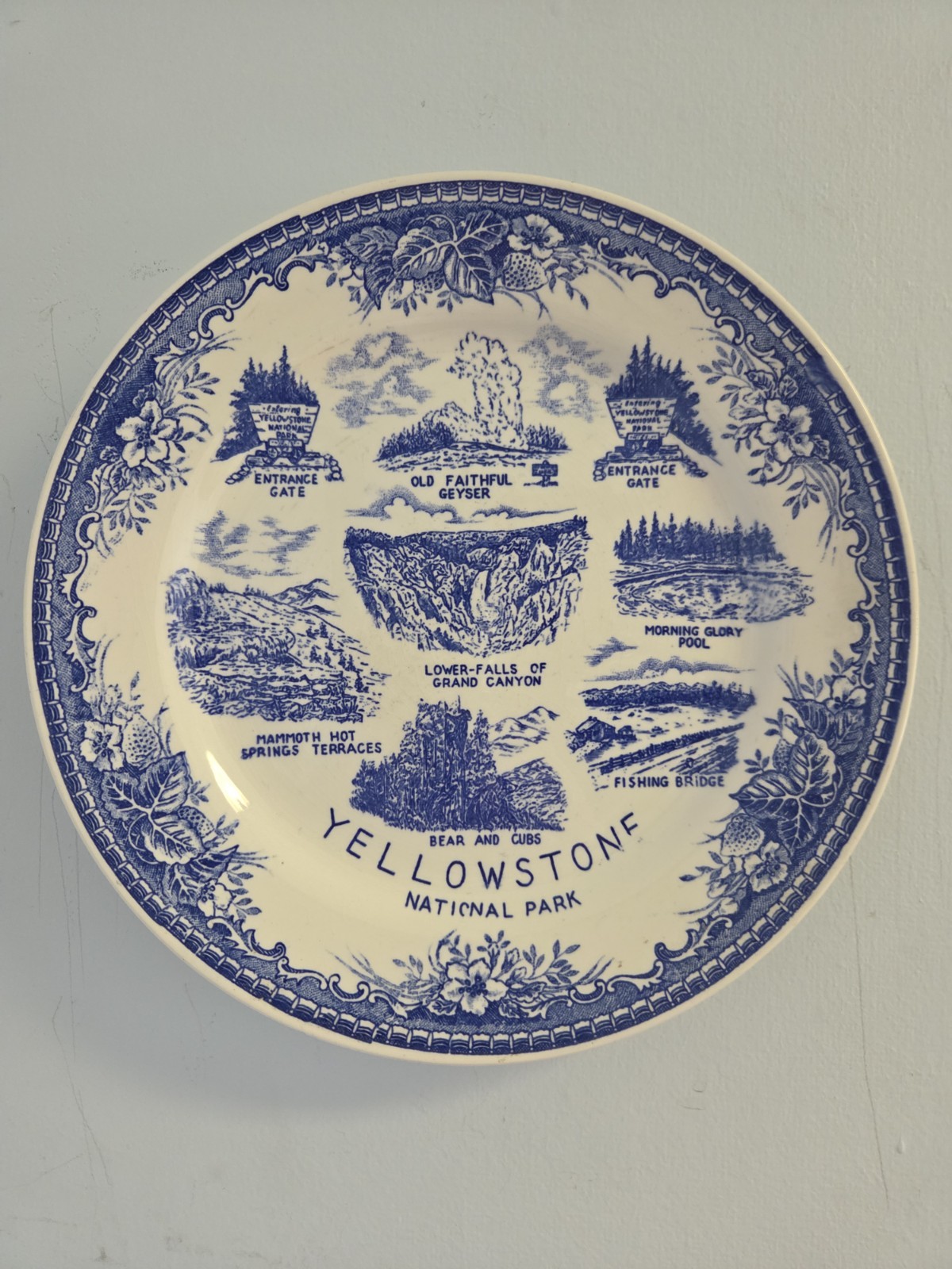 Vintage Yellowstone National Park Souvenir Plate 9 In