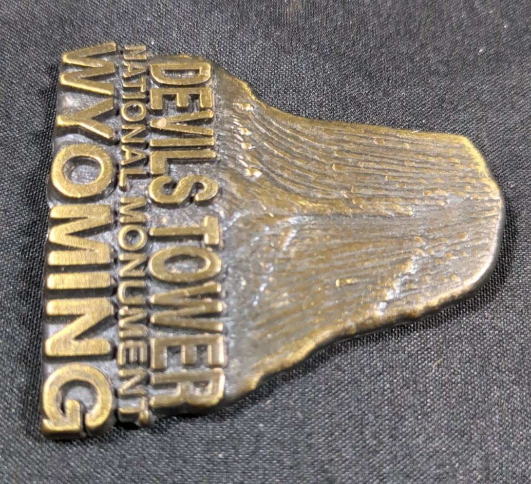 Devils Tower Wyoming National Monument Souvenir Medallion Paper Weight 2″ metal
