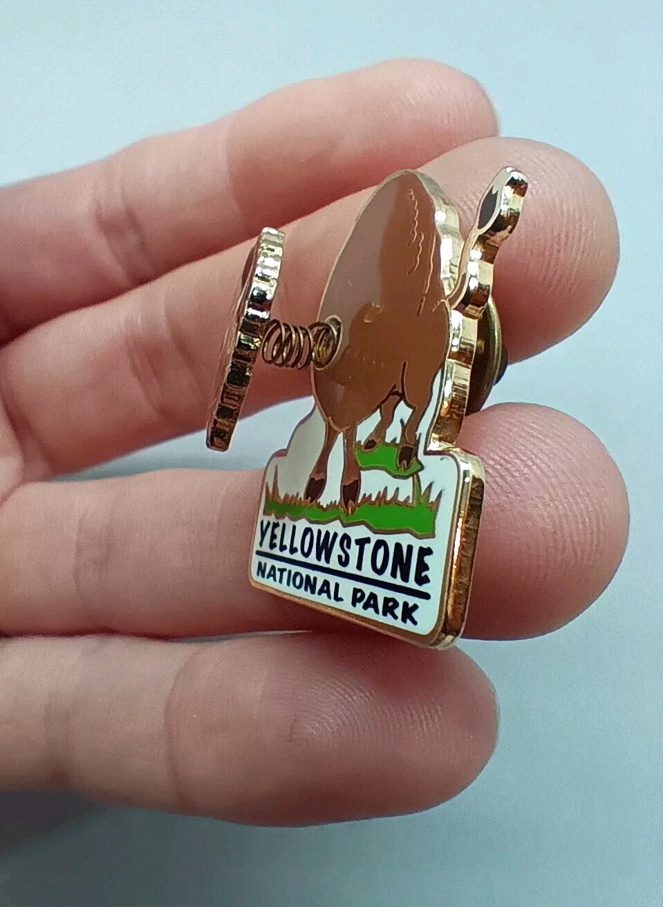 (2) YELLOWSTONE NATIONAL PARK Vintage Souvenir Pins Buffalo Old Faithful Geyser