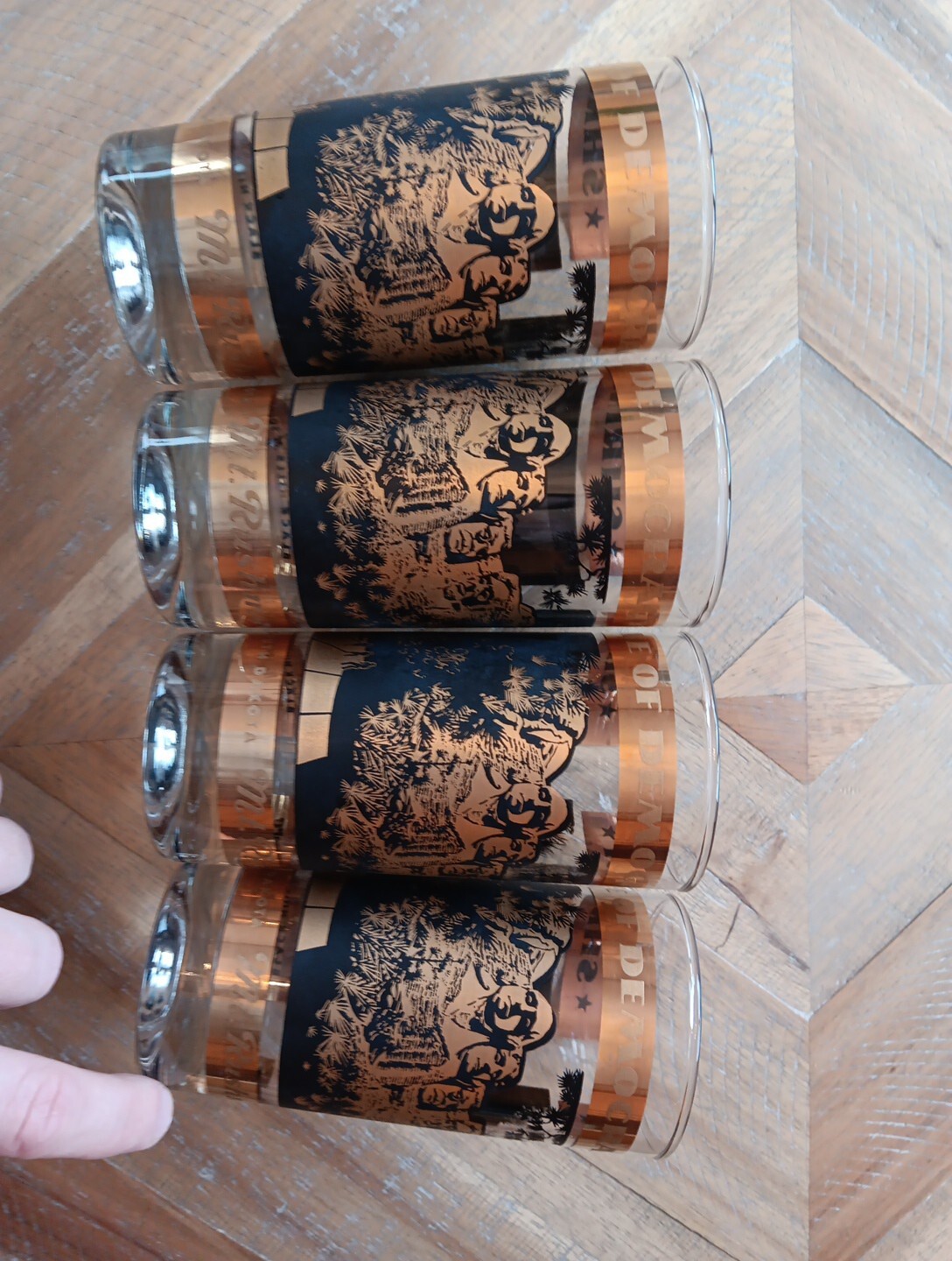 Set of 4 Vintage Mt Rushmore Shrine of Democracy Black/Gold Glass 5.5″ Tumblers