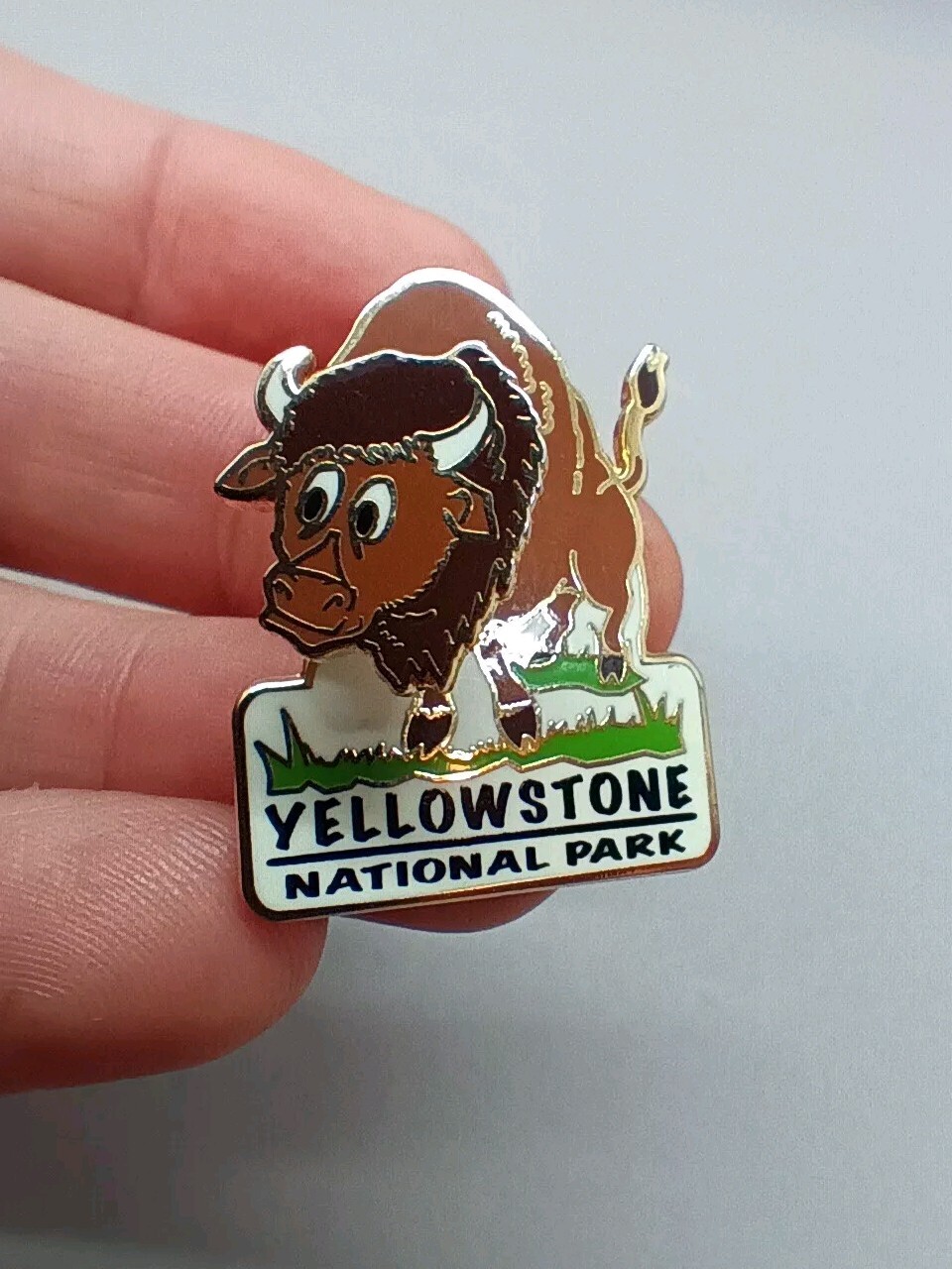 (2) YELLOWSTONE NATIONAL PARK Vintage Souvenir Pins Buffalo Old Faithful Geyser