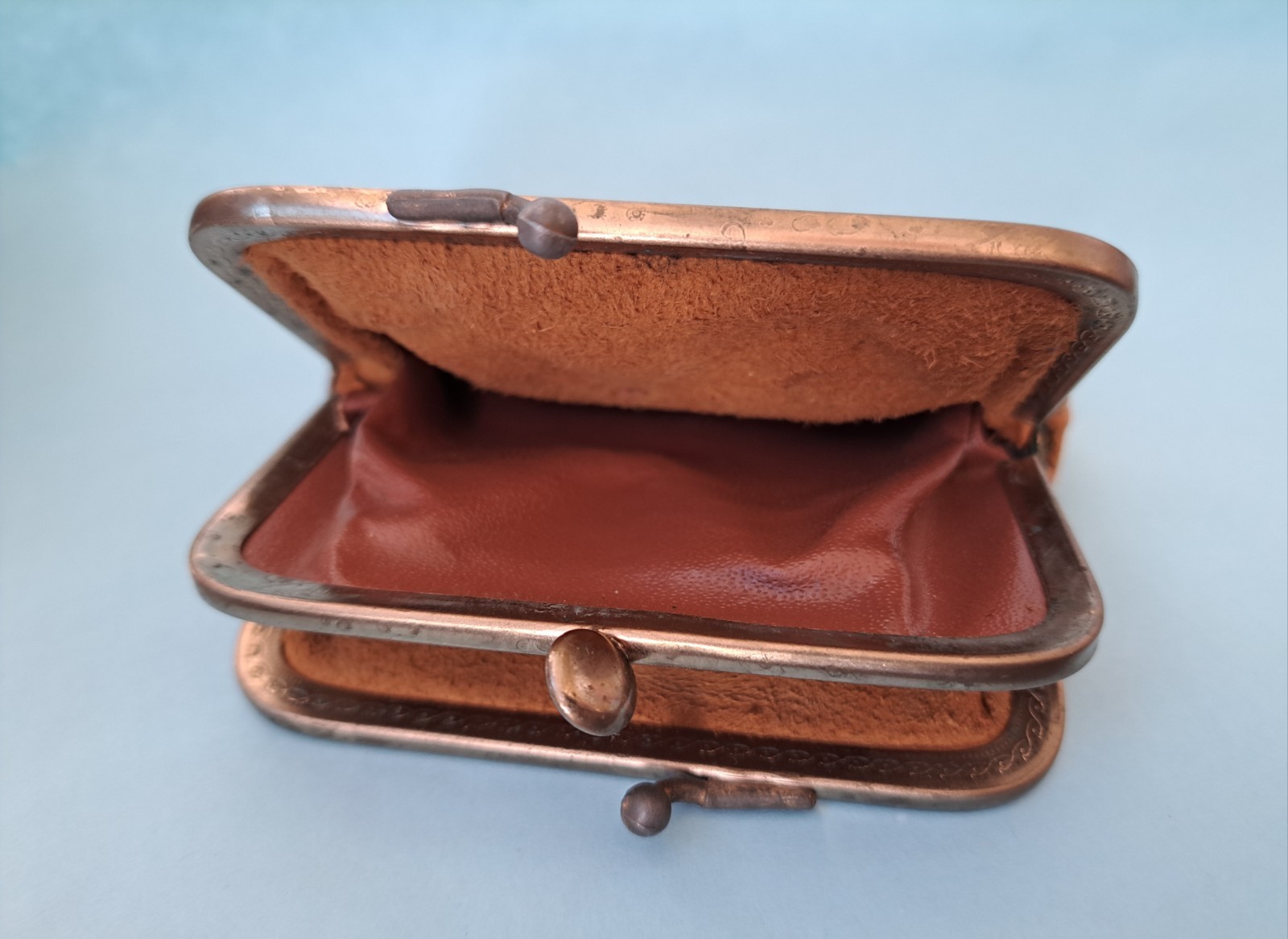 VINTAGE YELLOWSTONE PARK LEATHER COIN PURSE PAINTED BEAR