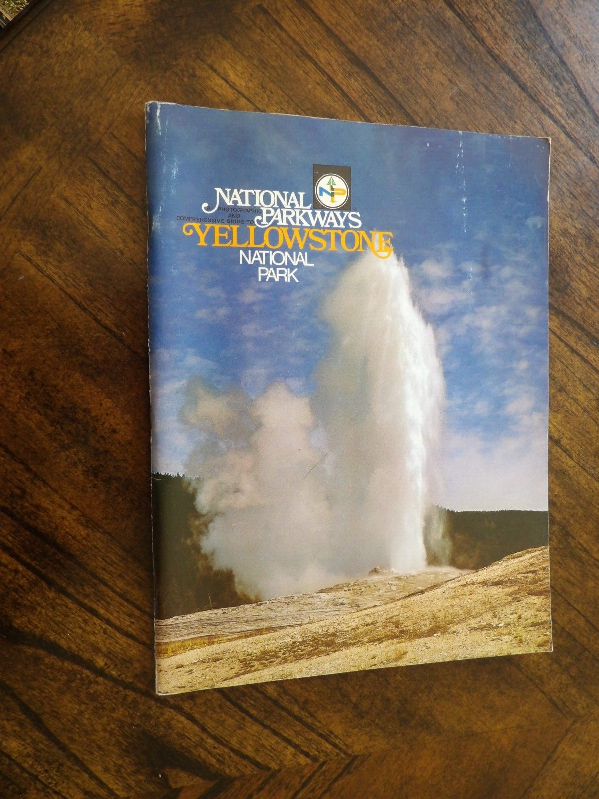 National Parkways YELLOWSTONE National Park Photos & Guide Vtg 1976 81 Pages