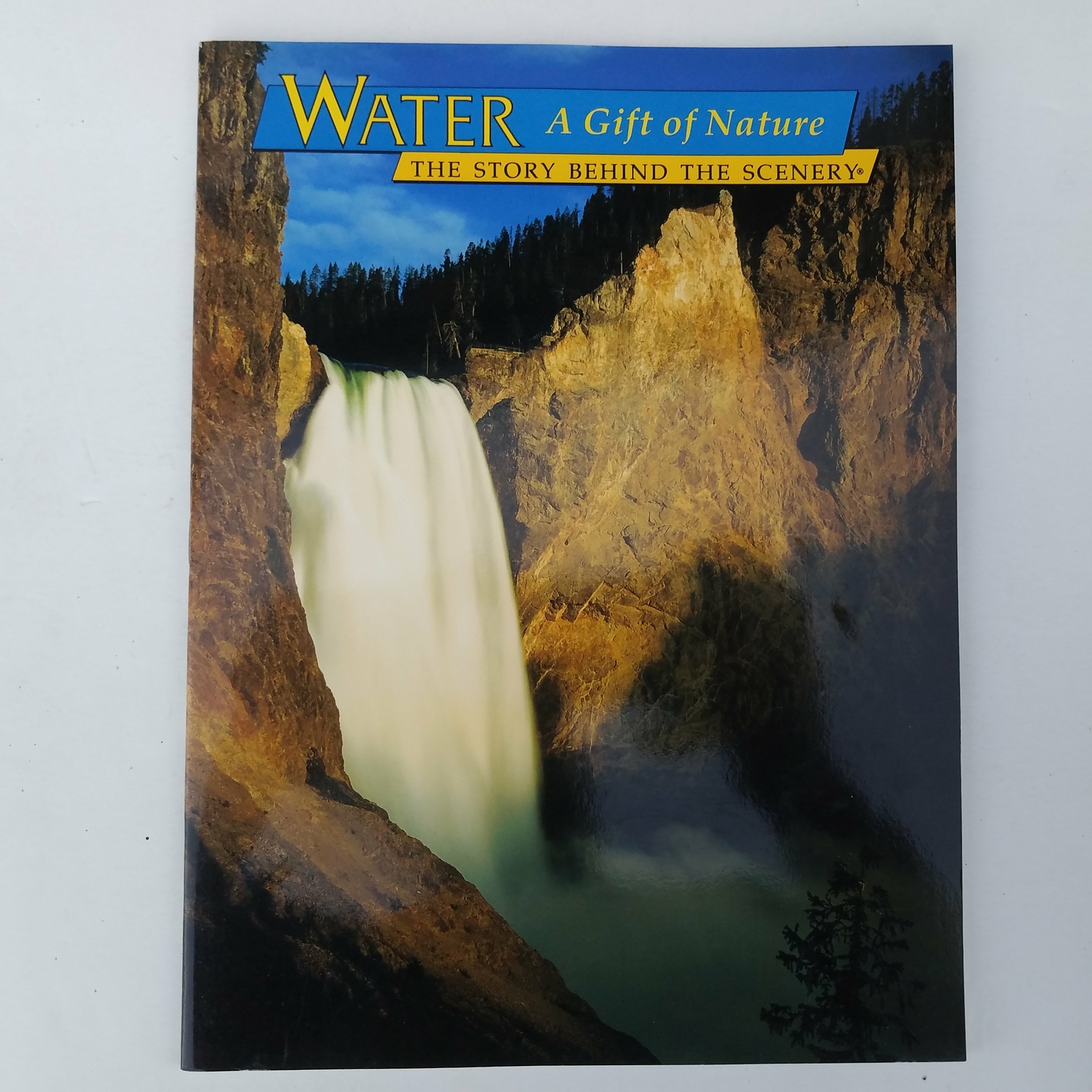 Water – A Gift of Nature : The Story Behind the Scenery 0887140777