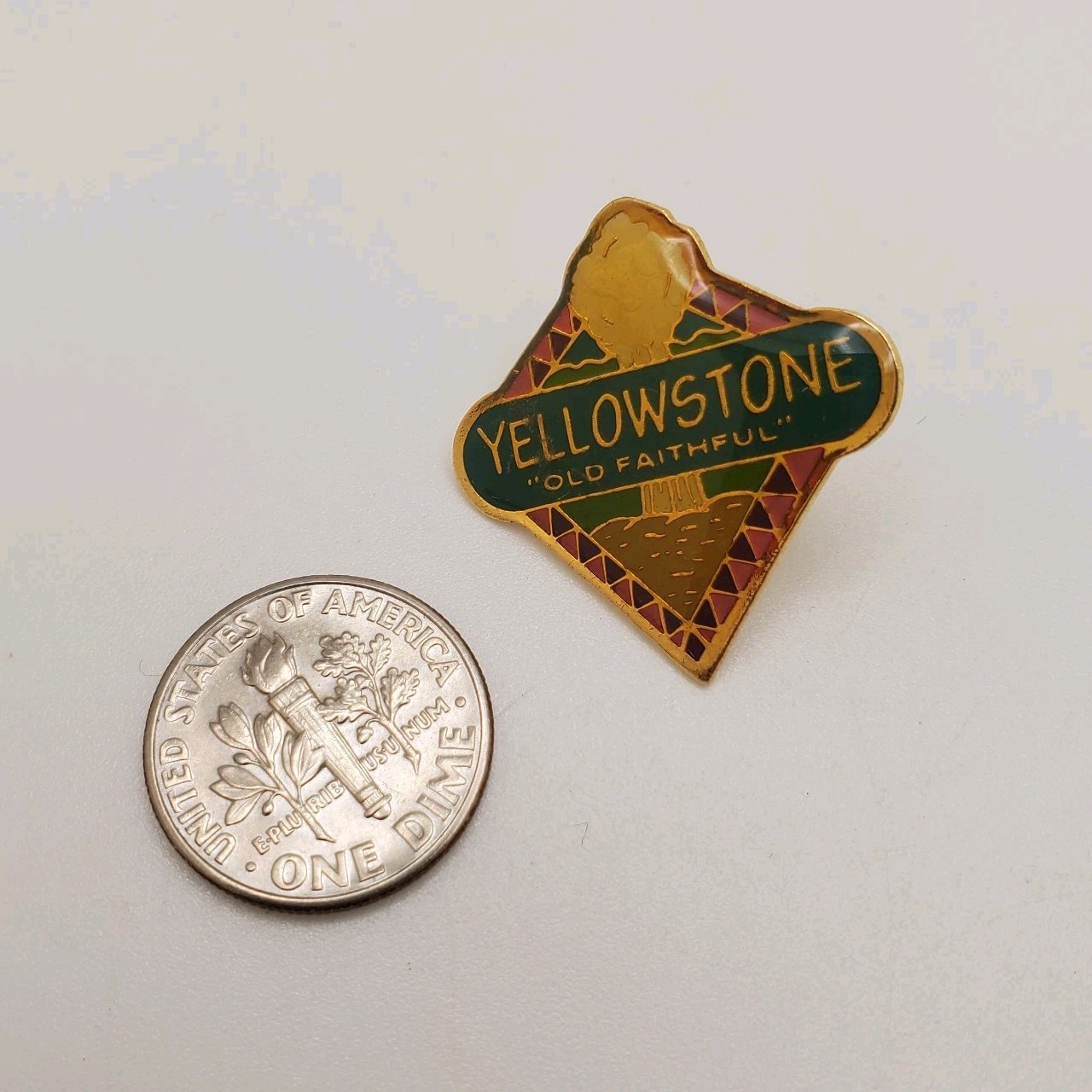 YELLOWSTONE NATIONAL PARK Old Faithful Collectible Souvenir Lapel Hat Pin