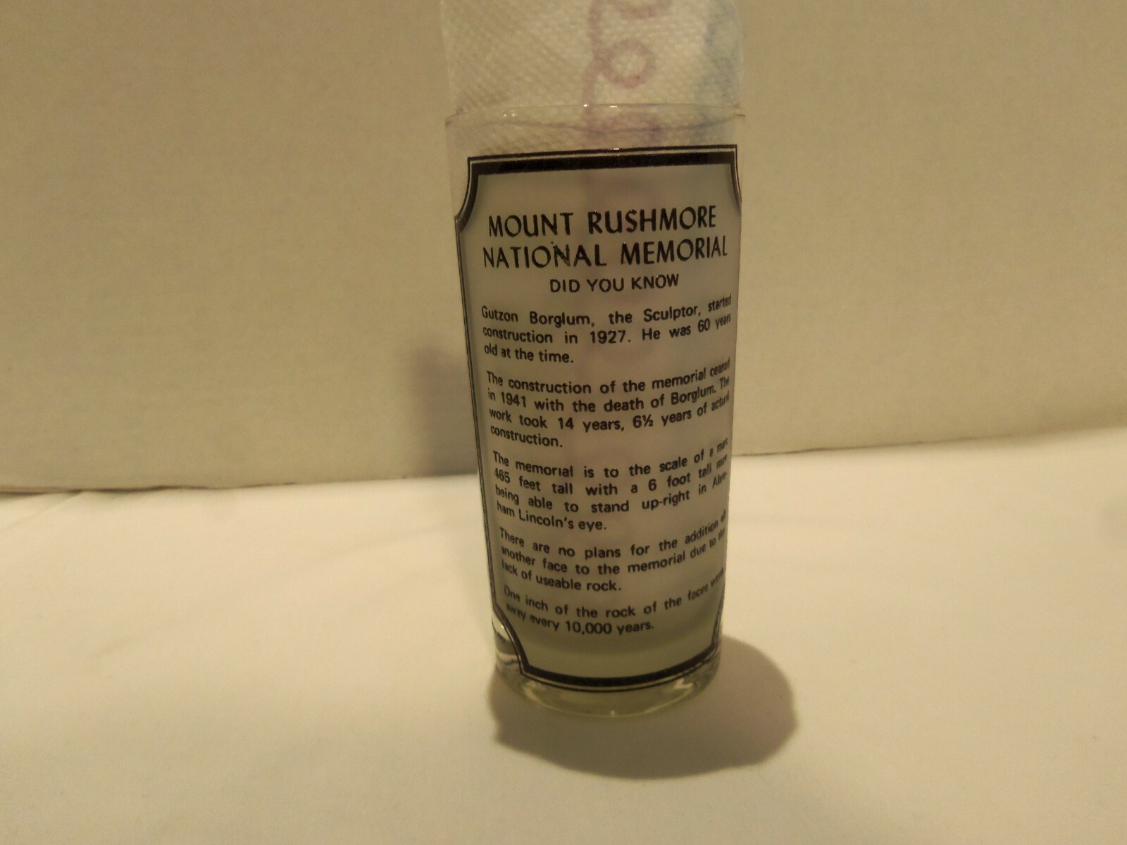 MOUNT RUSHMORE NATIONAL MEMORIAL (RAISED DESIGN & LETTERS)GLASS VINTAGE 1977