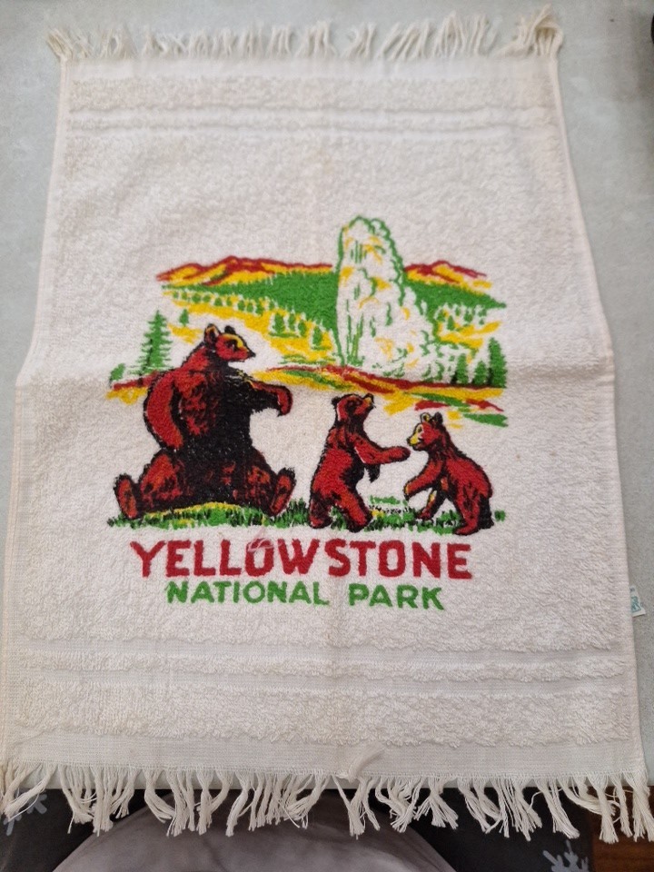 1958 YELLOWSTONE NATIONAL PARK SOUVENIR TOWEL – OLD FAITHFUL, BEARS, MOUNTAINS