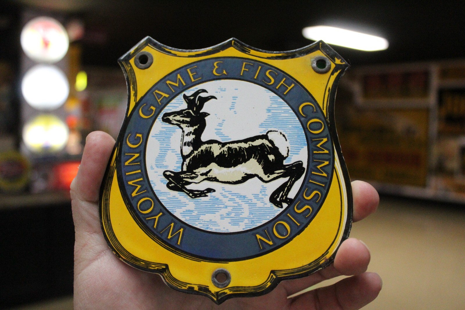 RARE WYOMING GAME FISH COMMISSION SHEILD PORCELAIN METAL SIGN CAMPING PARK AMMO