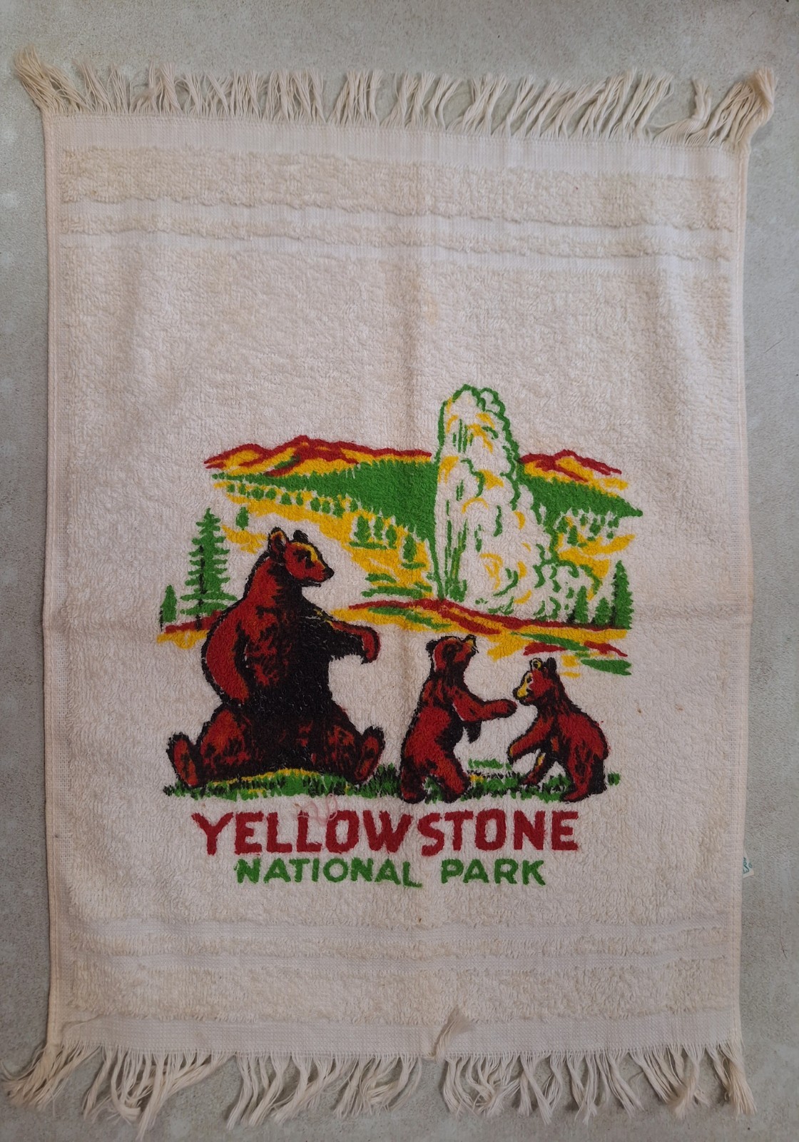1958 YELLOWSTONE NATIONAL PARK SOUVENIR TOWEL – OLD FAITHFUL, BEARS, MOUNTAINS