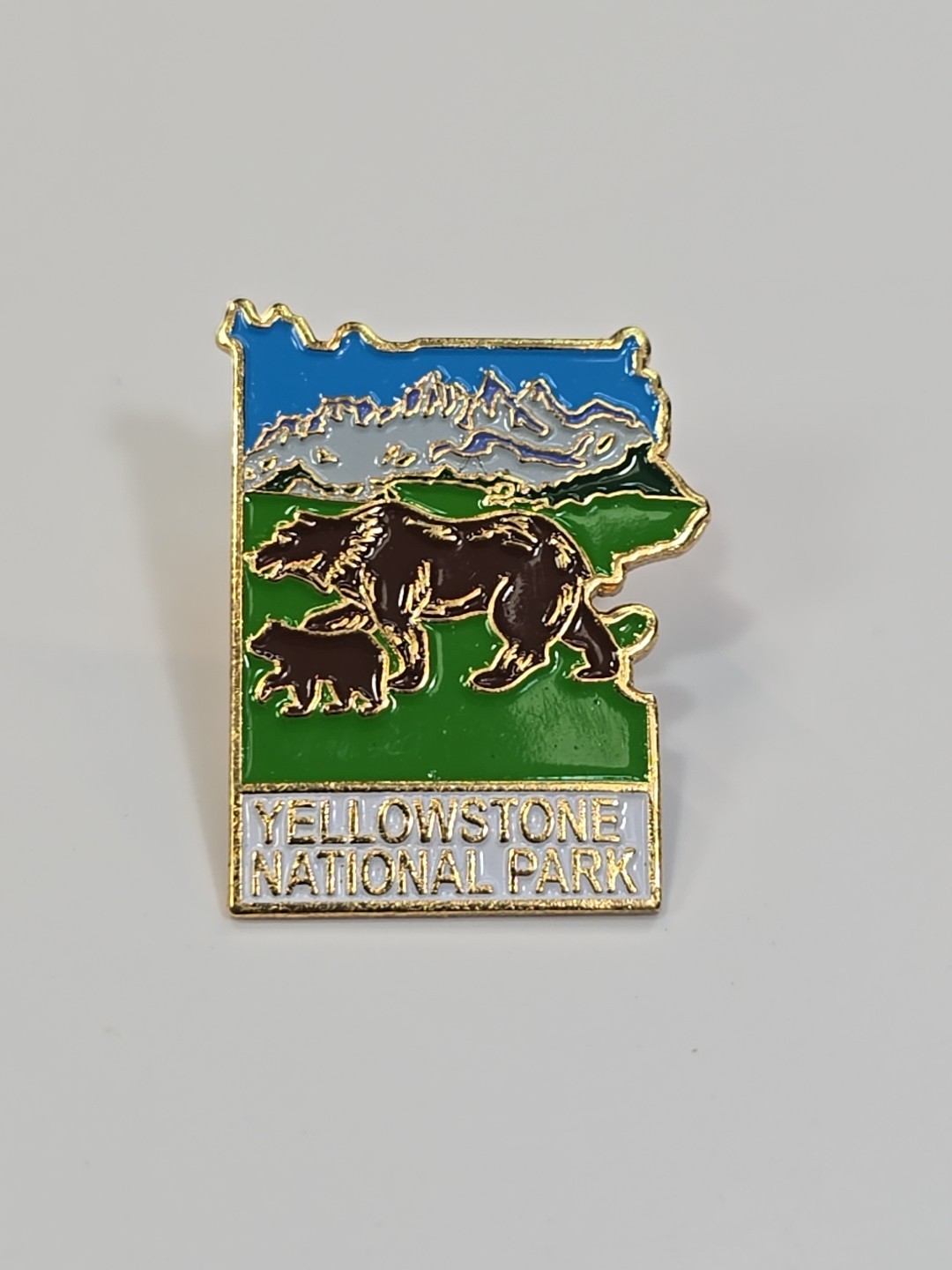 Yellowstone National Park Travel Souvenir Lapel Pin Bear & Cubs