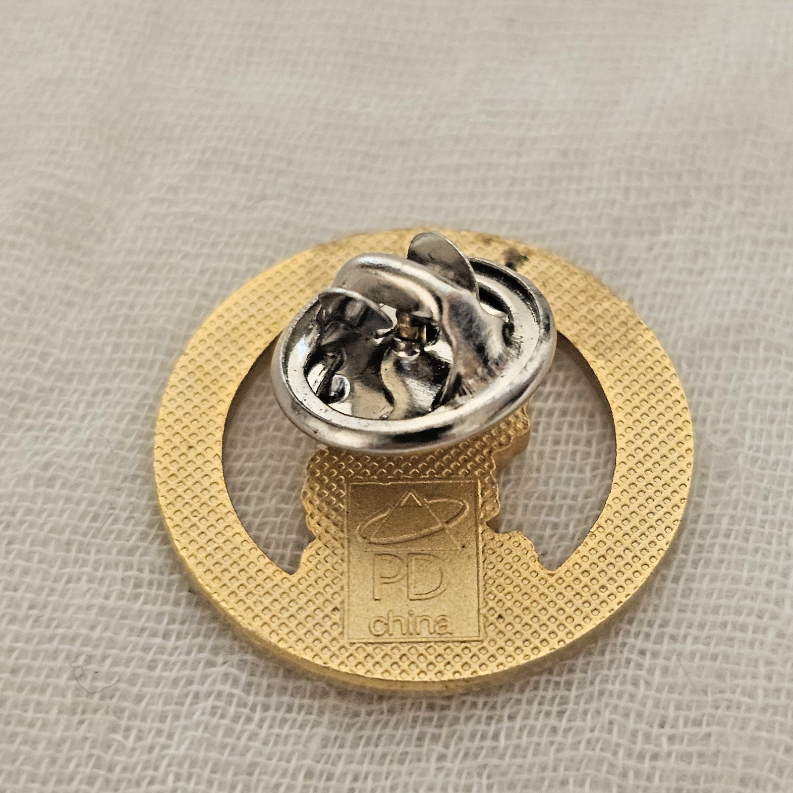 Yellowstone National Park Lapel Pin Gold Tone Small Collectors’ Souvenir Geyser