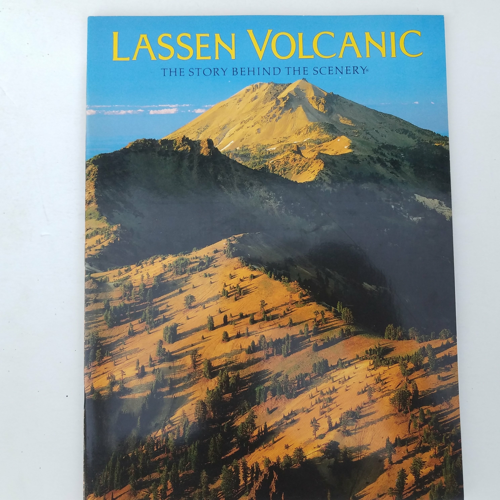 Lassen Volcanic – The Story Behind the Scenery 0887140203