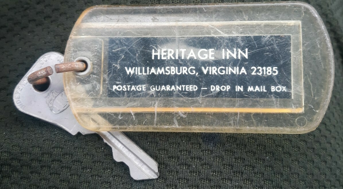 Vintage HERITAGE INN WILLIAMSBURG VIRGINIA Hotel Key Tag Plastic Fob