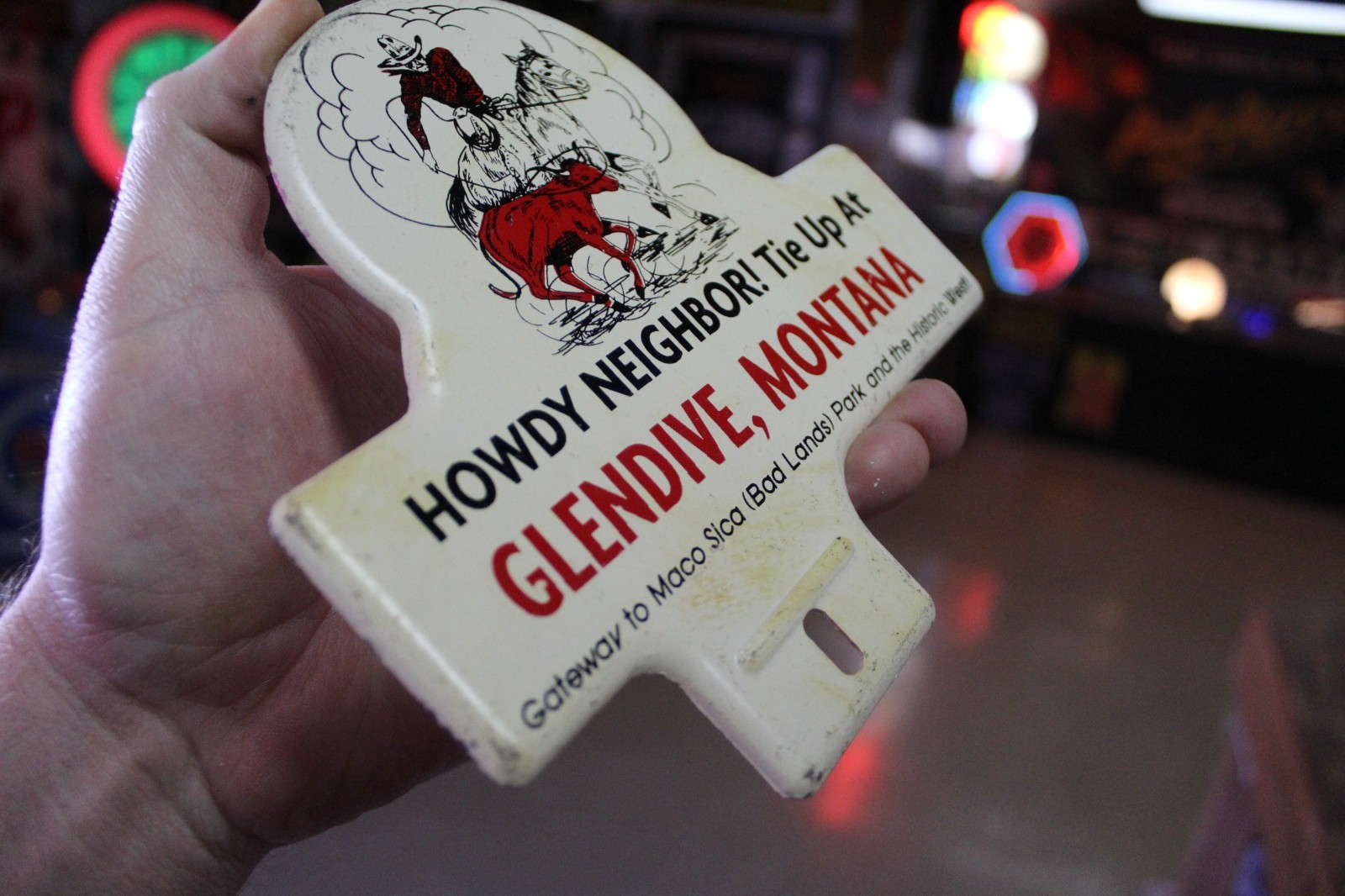 RARE 1950s HOWDY GLENDIVE MONTANA STAMPED PAINTED METAL TOPPER SIGN COWBOY HORSE