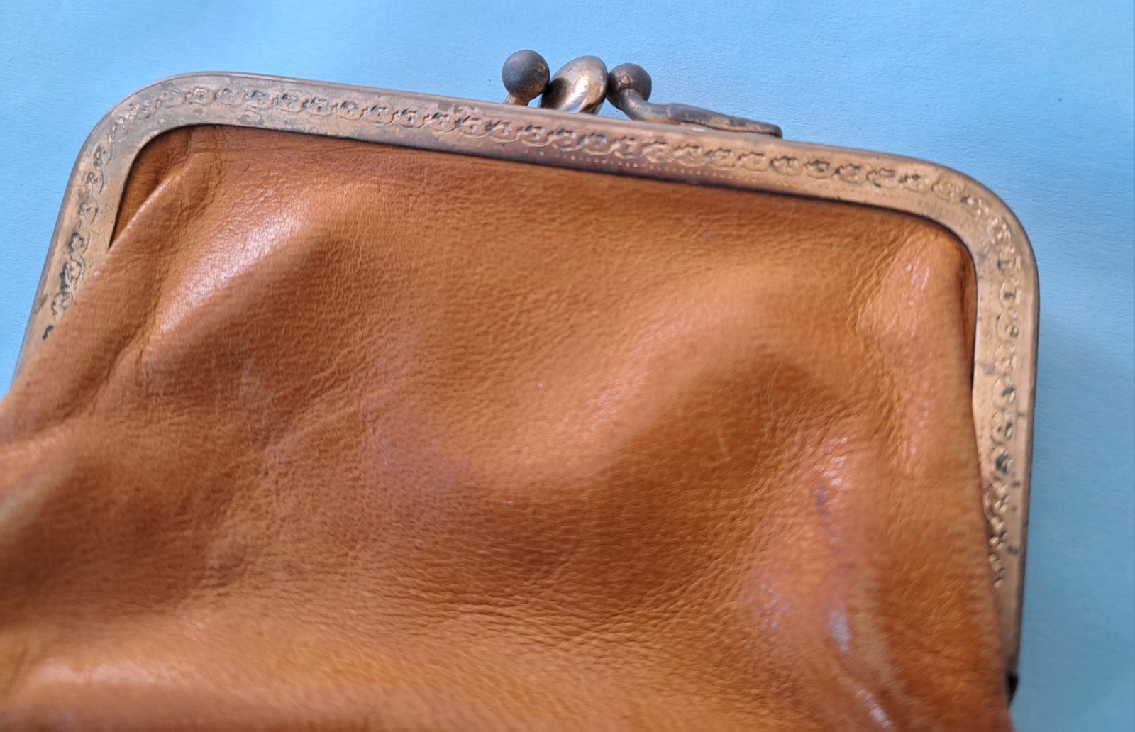 VINTAGE YELLOWSTONE PARK LEATHER COIN PURSE PAINTED BEAR