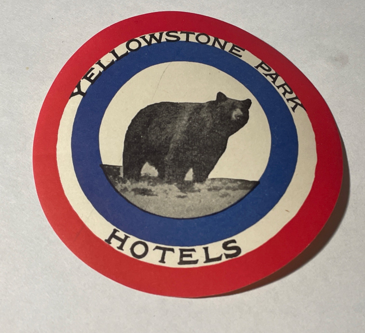 1950’s YELLOWSTONE PARK HOTELS BEAR DECAL VINTAGE LUGGAGE STICKER RARE Unused