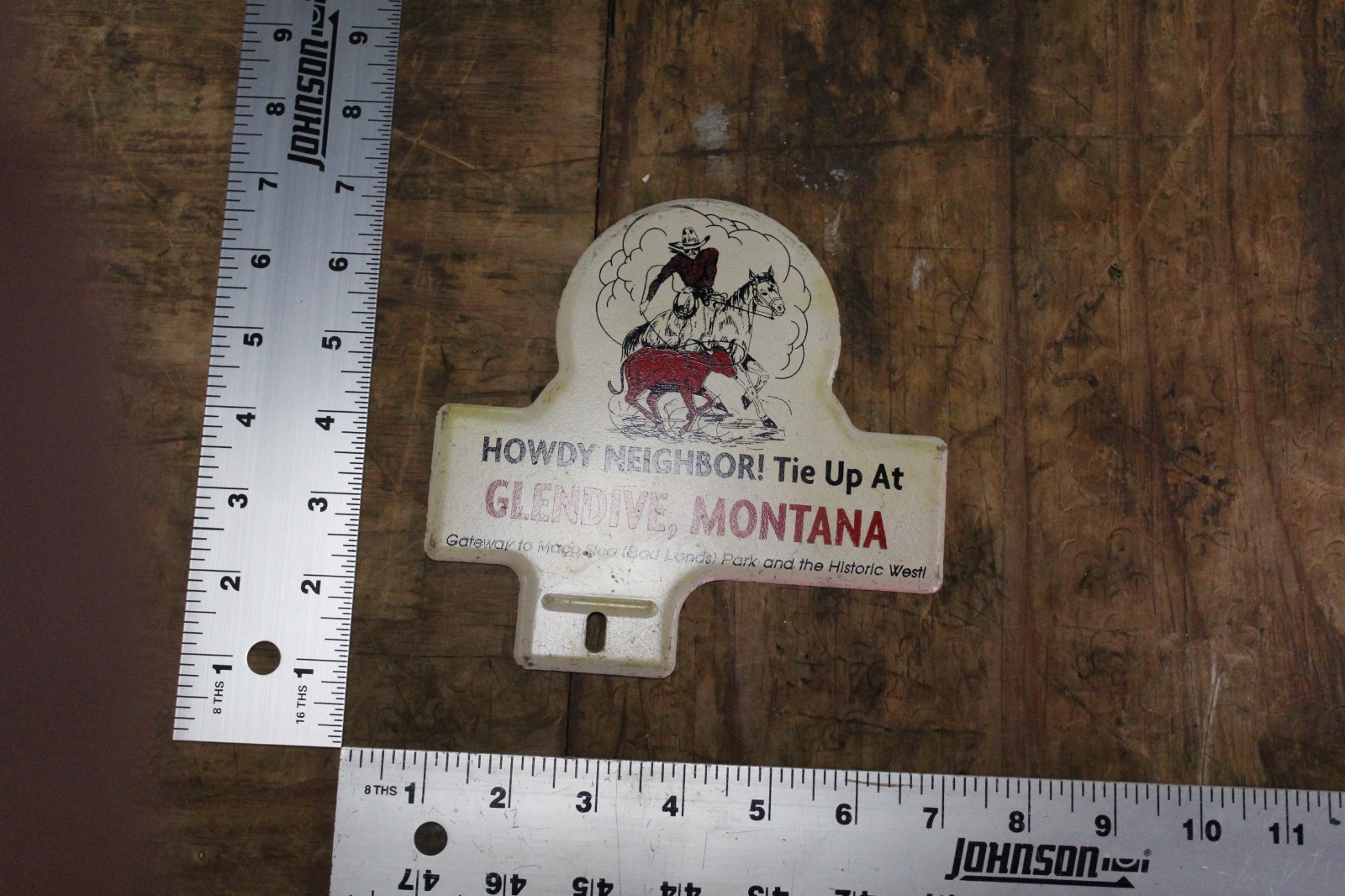 RARE 1950s HOWDY GLENDIVE MONTANA STAMPED PAINTED METAL TOPPER SIGN COWBOY HORSE