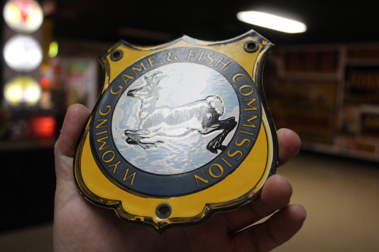 RARE WYOMING GAME FISH COMMISSION SHEILD PORCELAIN METAL SIGN CAMPING PARK AMMO