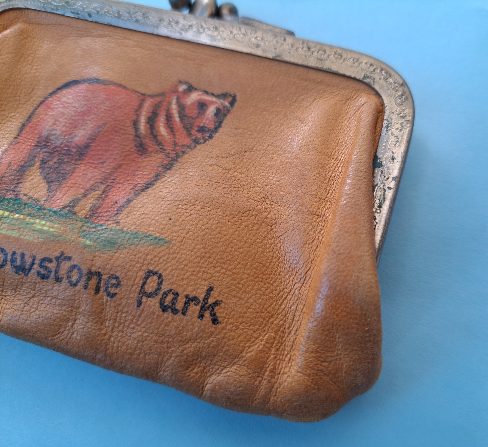 VINTAGE YELLOWSTONE PARK LEATHER COIN PURSE PAINTED BEAR