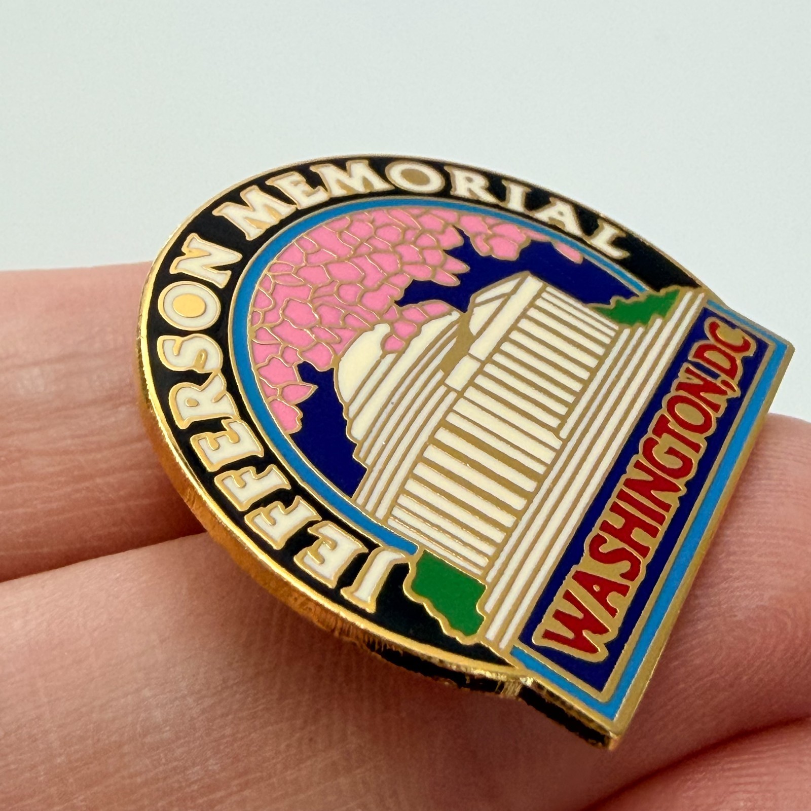 Jefferson Memorial Washington DC Enamel Lapel Pin Gold Tone Travel Souvenir