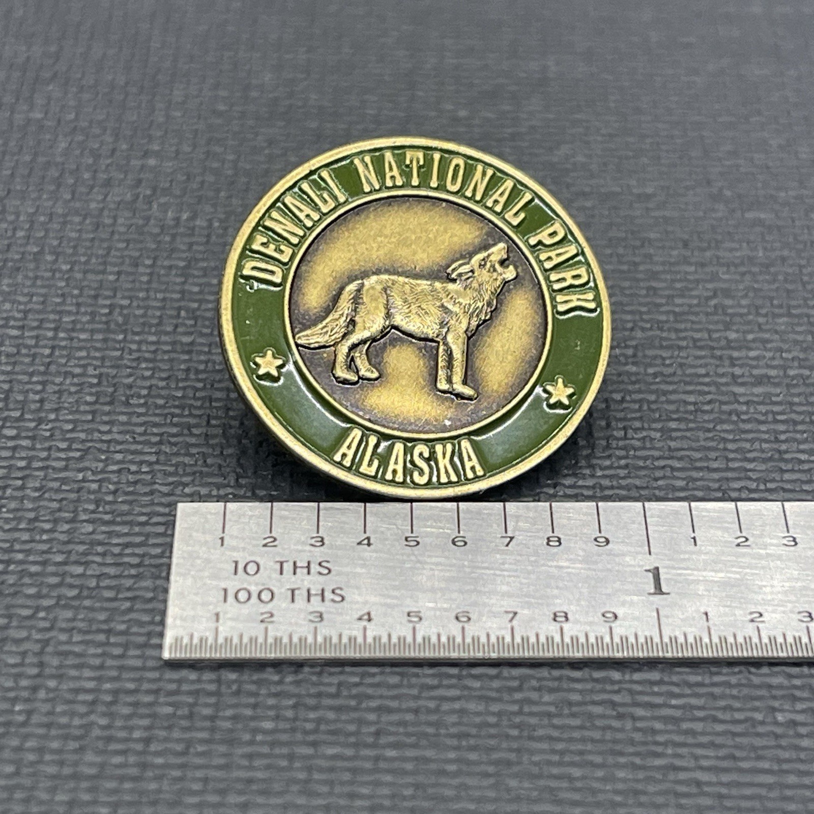 Denali National Park Souvenir Pin Badge Gold Tone Wolf Alaska