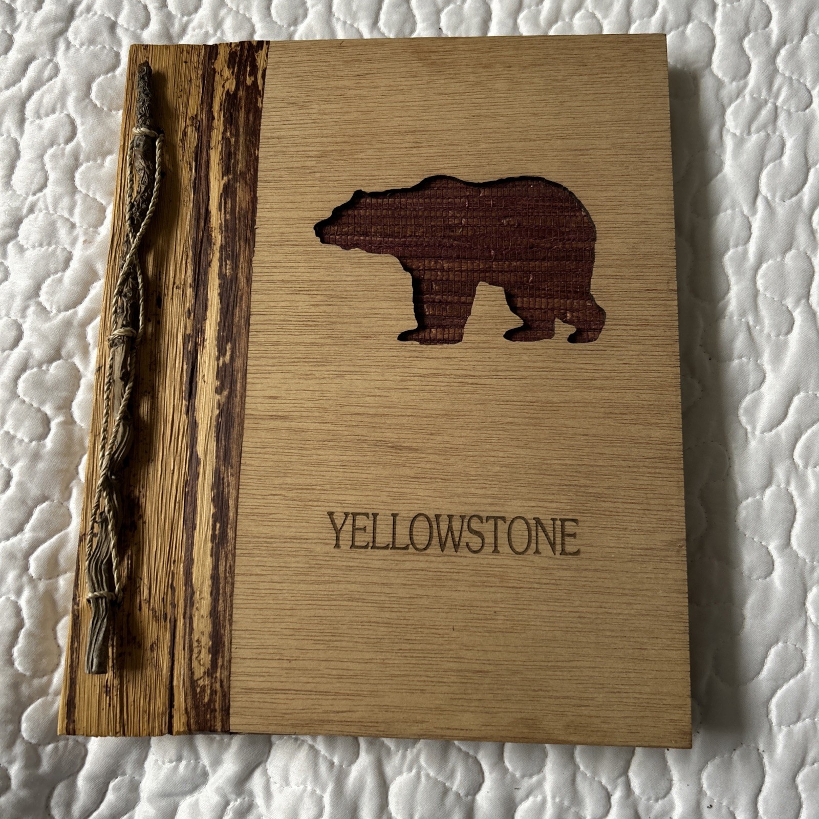 Yellowstone Souvenir Photo Album Rustic Wood Bark Bear 10 Pages 40 Pics NEW