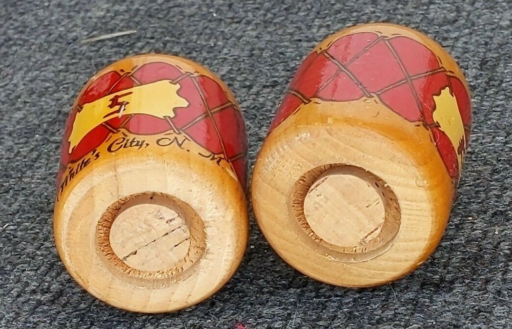 Carlsbad Caverns White’s City NM vintage painted drums souvenir salt and pepper