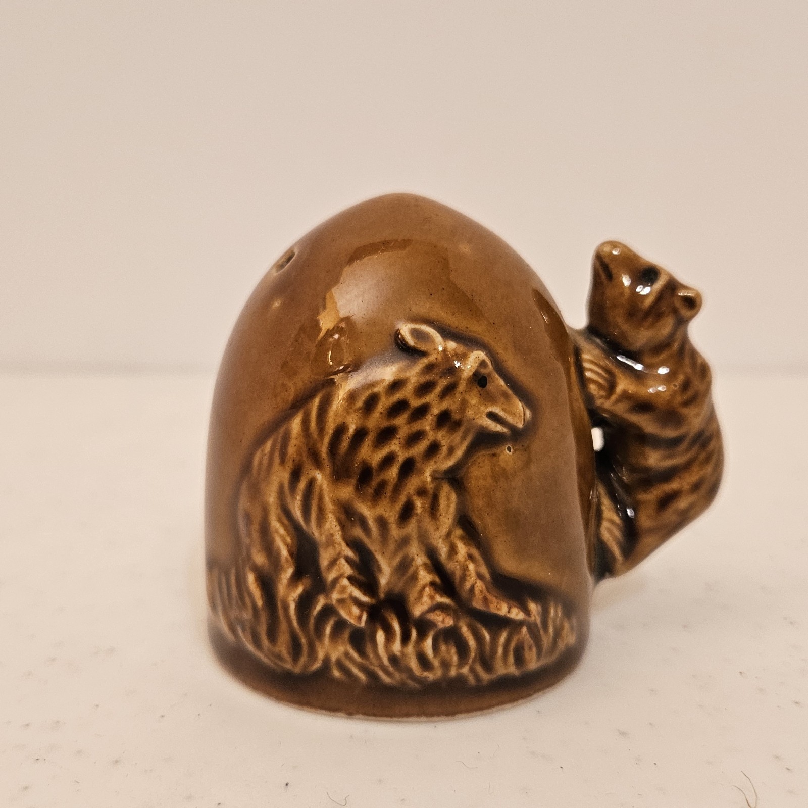 Vtg Souvenir Yellowstone Park Old Faithful Brown Bear Handle Solo Salt Shaker