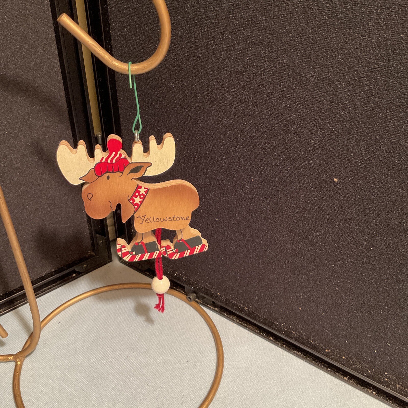 Yellowstone National Park Carved Wood Moose Ornament 1987 Souvenir – Moves