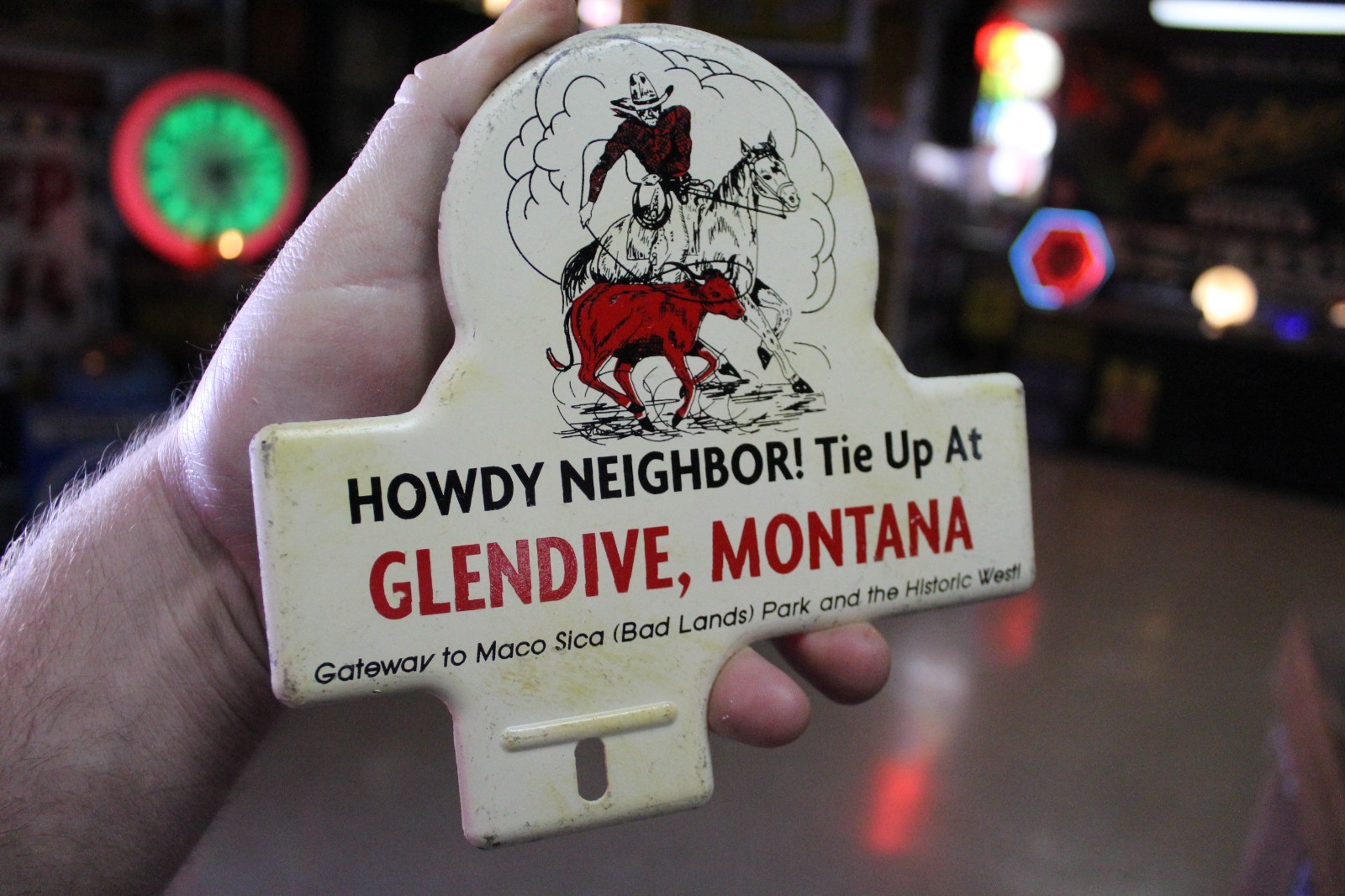 RARE 1950s HOWDY GLENDIVE MONTANA STAMPED PAINTED METAL TOPPER SIGN COWBOY HORSE