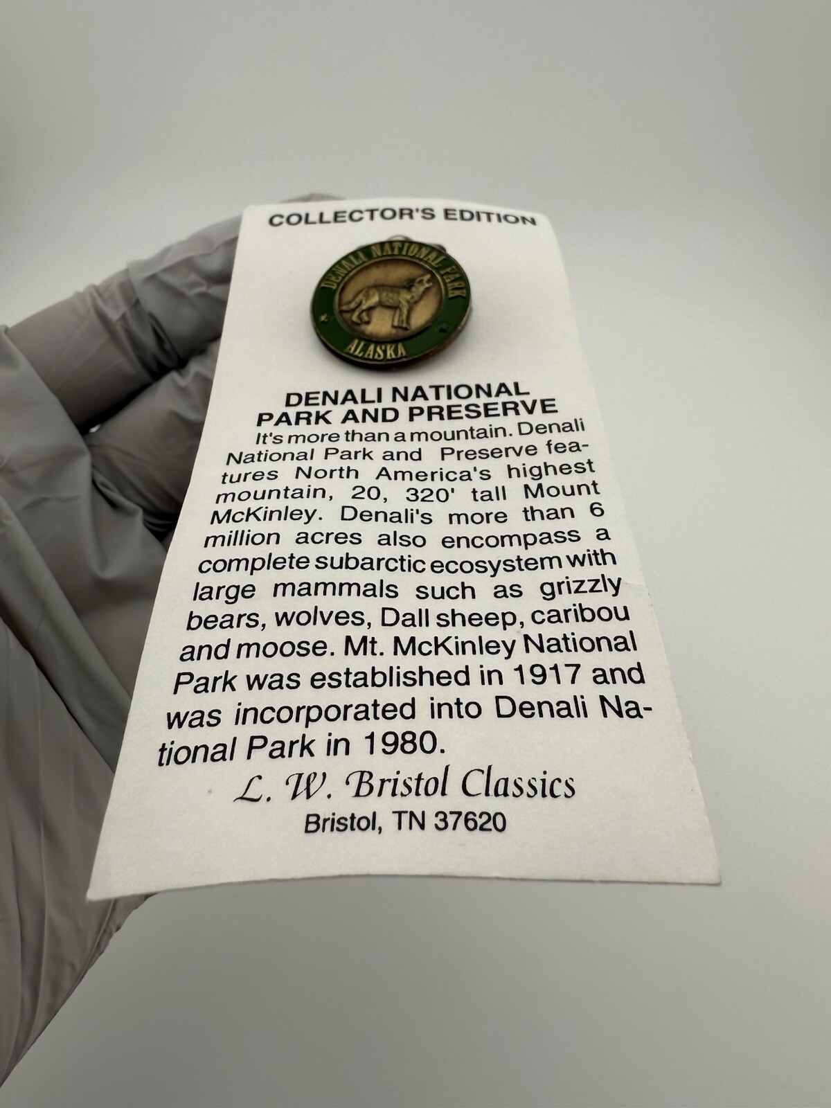 DENALI NATIONAL PARK AND PRESERVE Gold Tone Enamel Lapel Wolf Pin