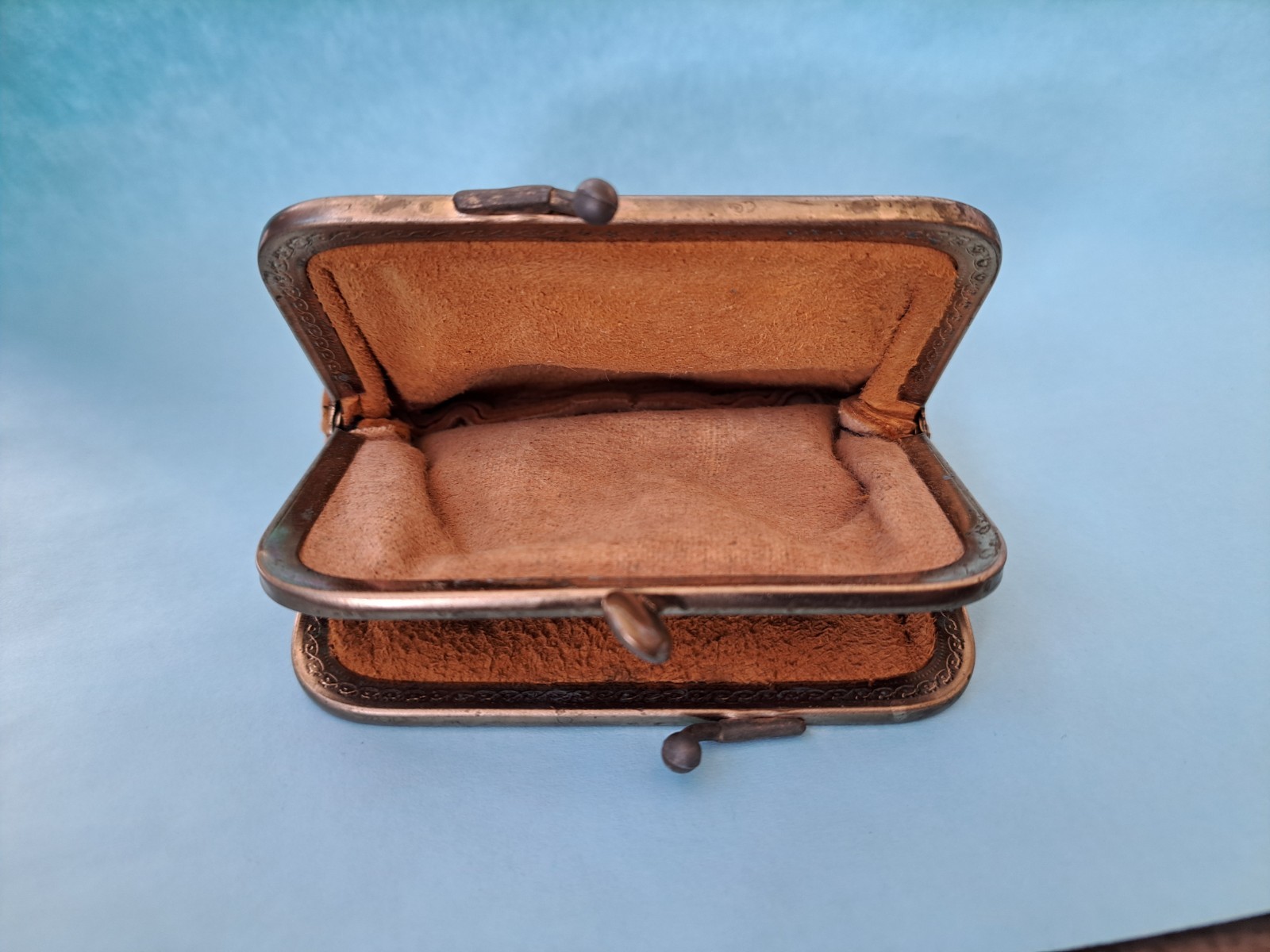 VINTAGE YELLOWSTONE PARK LEATHER COIN PURSE PAINTED BEAR