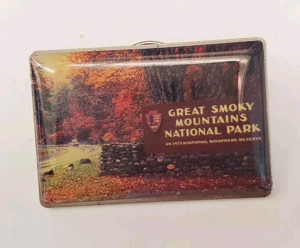 GREAT SMOKY MOUNTAINS National Park Collectible Souvenir Lapel Hat Picture Pin