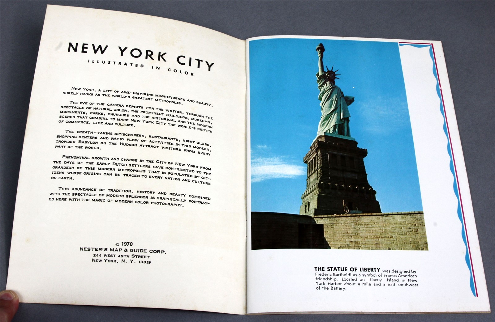 1970 NESTERS NEW YORK in Color in Pictures in Design Maps Guide Book Souvenir