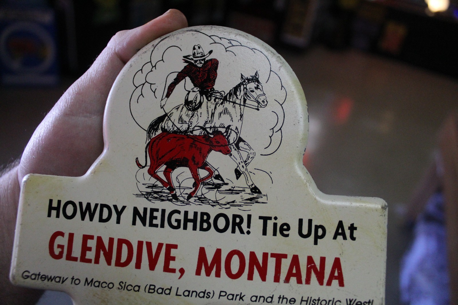 RARE 1950s HOWDY GLENDIVE MONTANA STAMPED PAINTED METAL TOPPER SIGN COWBOY HORSE