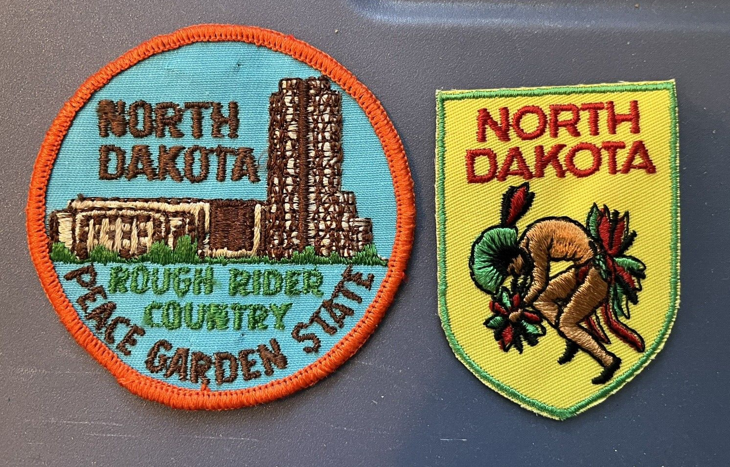 NORTH DAKOTA 2 STATE TRAVEL SOUVENIR COLLECTIBLE PATCHES ROUGH RIDER COUNTRY