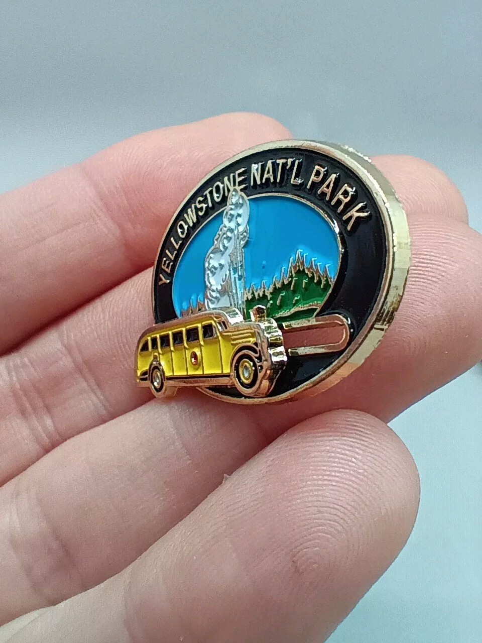 (2) YELLOWSTONE NATIONAL PARK Vintage Souvenir Pins Buffalo Old Faithful Geyser