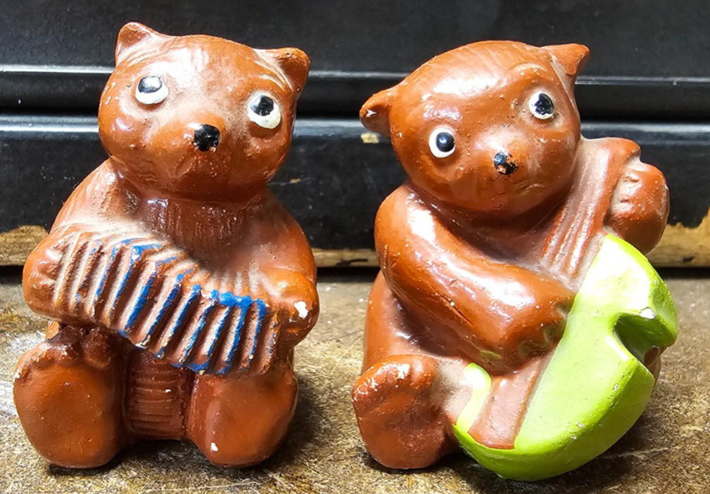 Vintage Yellowstone National Park Souvenir Bears Salt & Pepper Shaker Set