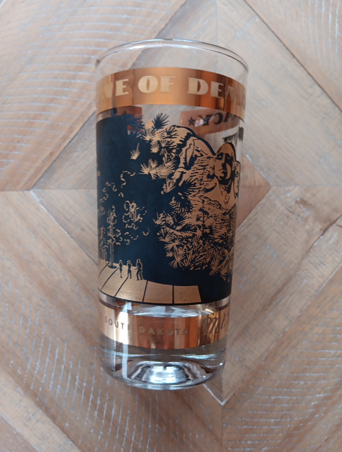 Set of 4 Vintage Mt Rushmore Shrine of Democracy Black/Gold Glass 5.5″ Tumblers