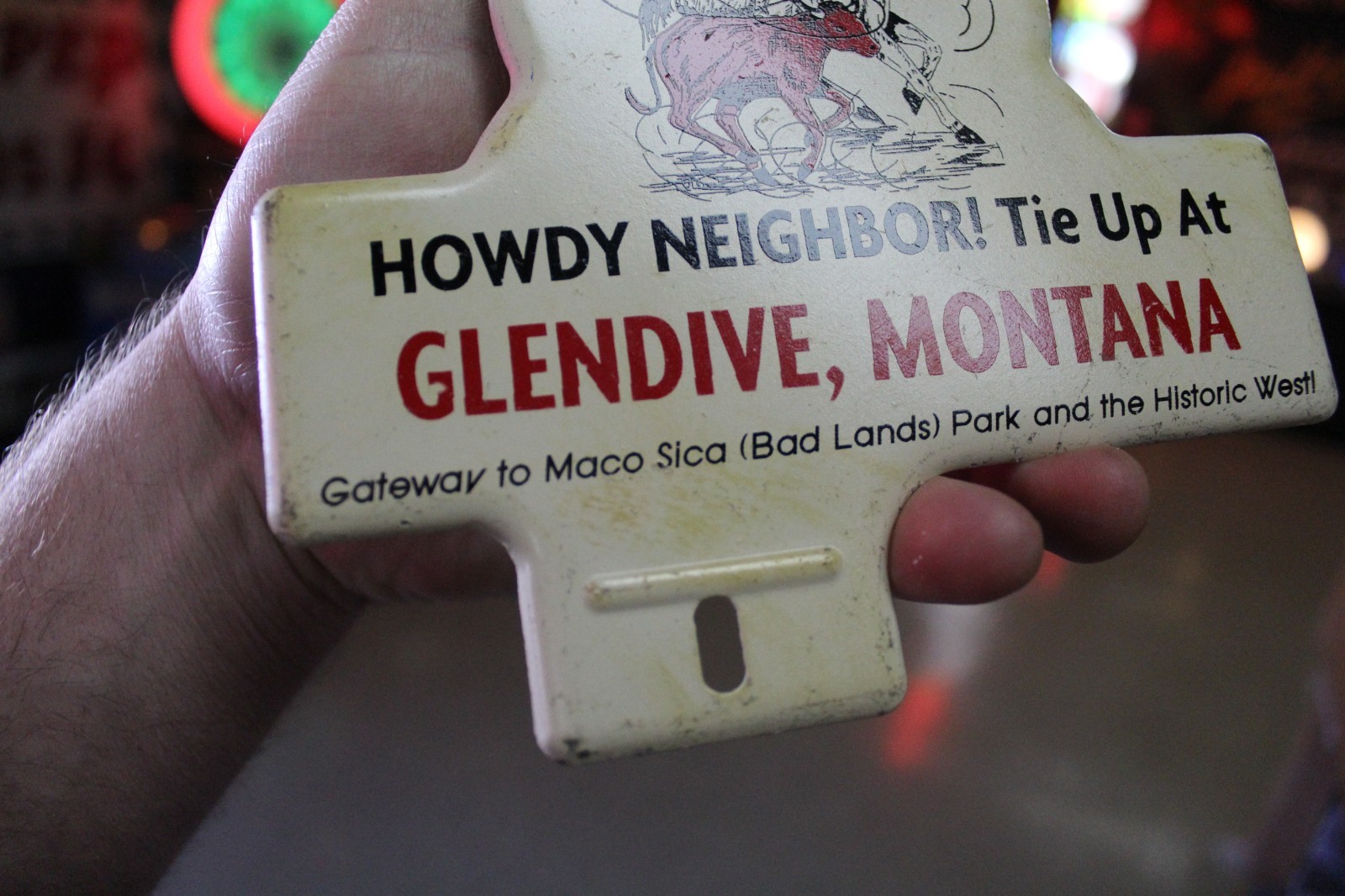 RARE 1950s HOWDY GLENDIVE MONTANA STAMPED PAINTED METAL TOPPER SIGN COWBOY HORSE