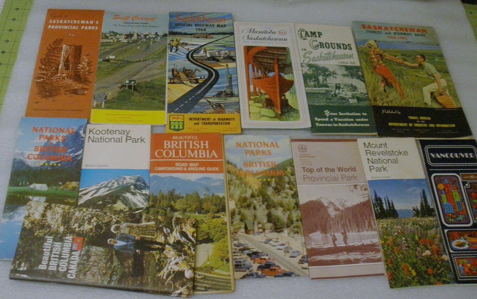 Lot of 14 vintage Canada Brochures Maps Parks Saskatchewan ,British Columbia etc