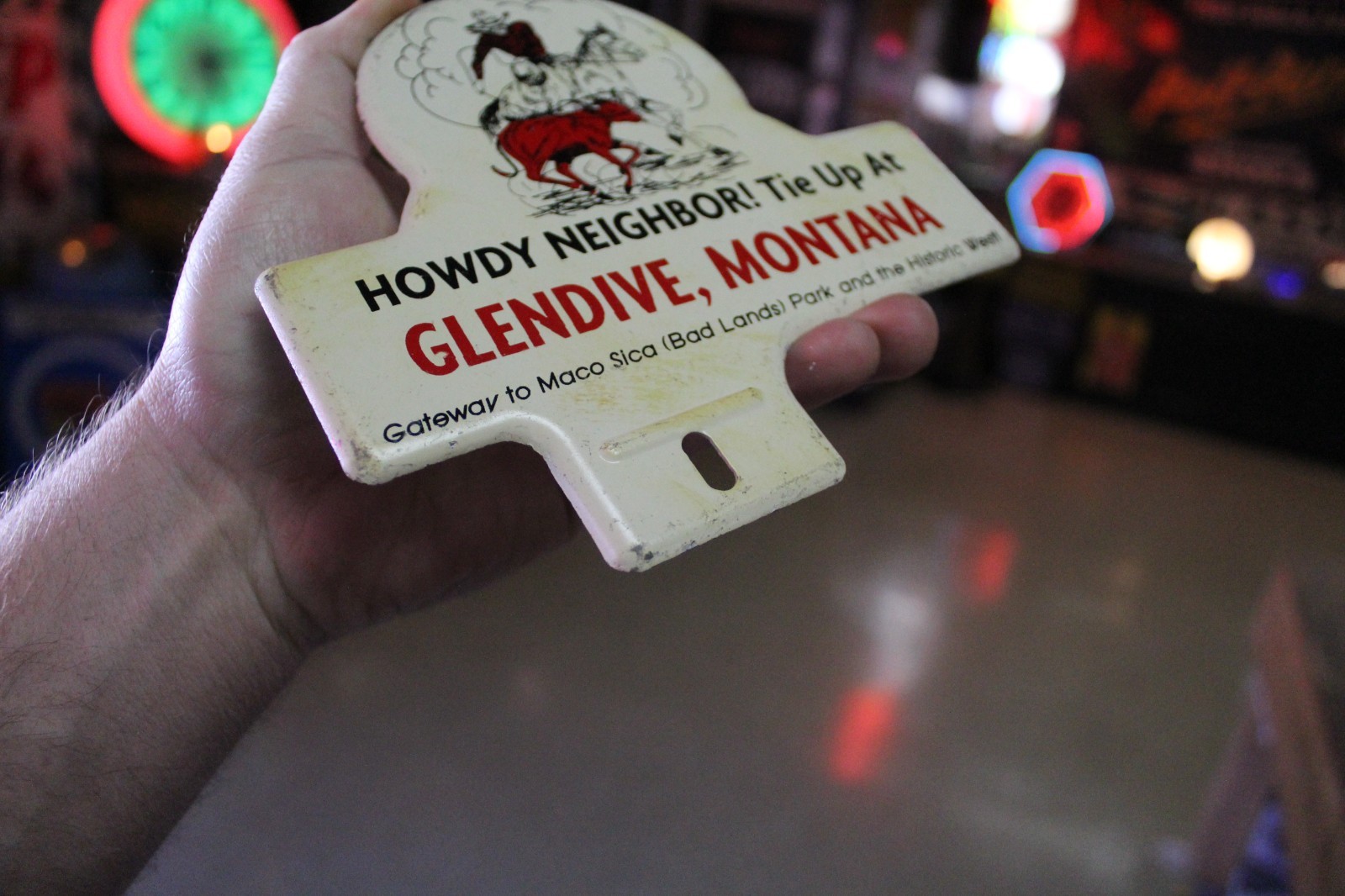 RARE 1950s HOWDY GLENDIVE MONTANA STAMPED PAINTED METAL TOPPER SIGN COWBOY HORSE