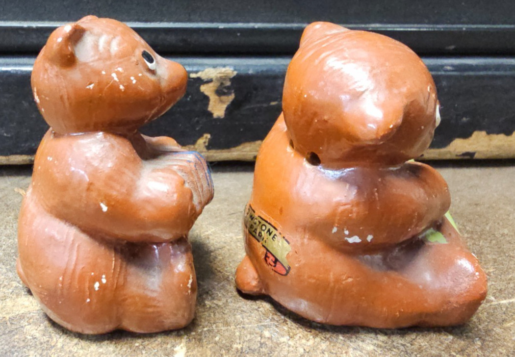 Vintage Yellowstone National Park Souvenir Bears Salt & Pepper Shaker Set