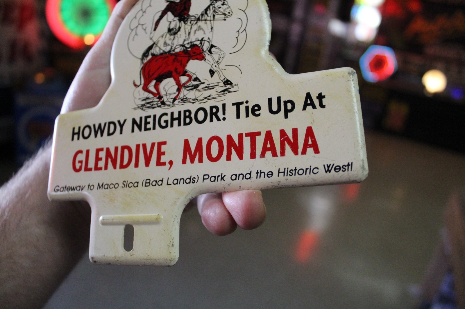 RARE 1950s HOWDY GLENDIVE MONTANA STAMPED PAINTED METAL TOPPER SIGN COWBOY HORSE