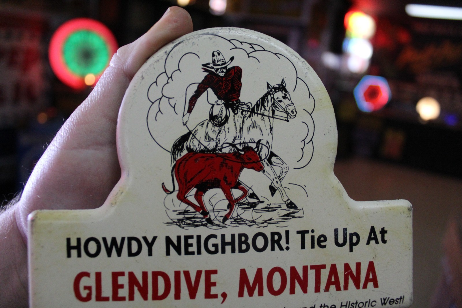 RARE 1950s HOWDY GLENDIVE MONTANA STAMPED PAINTED METAL TOPPER SIGN COWBOY HORSE