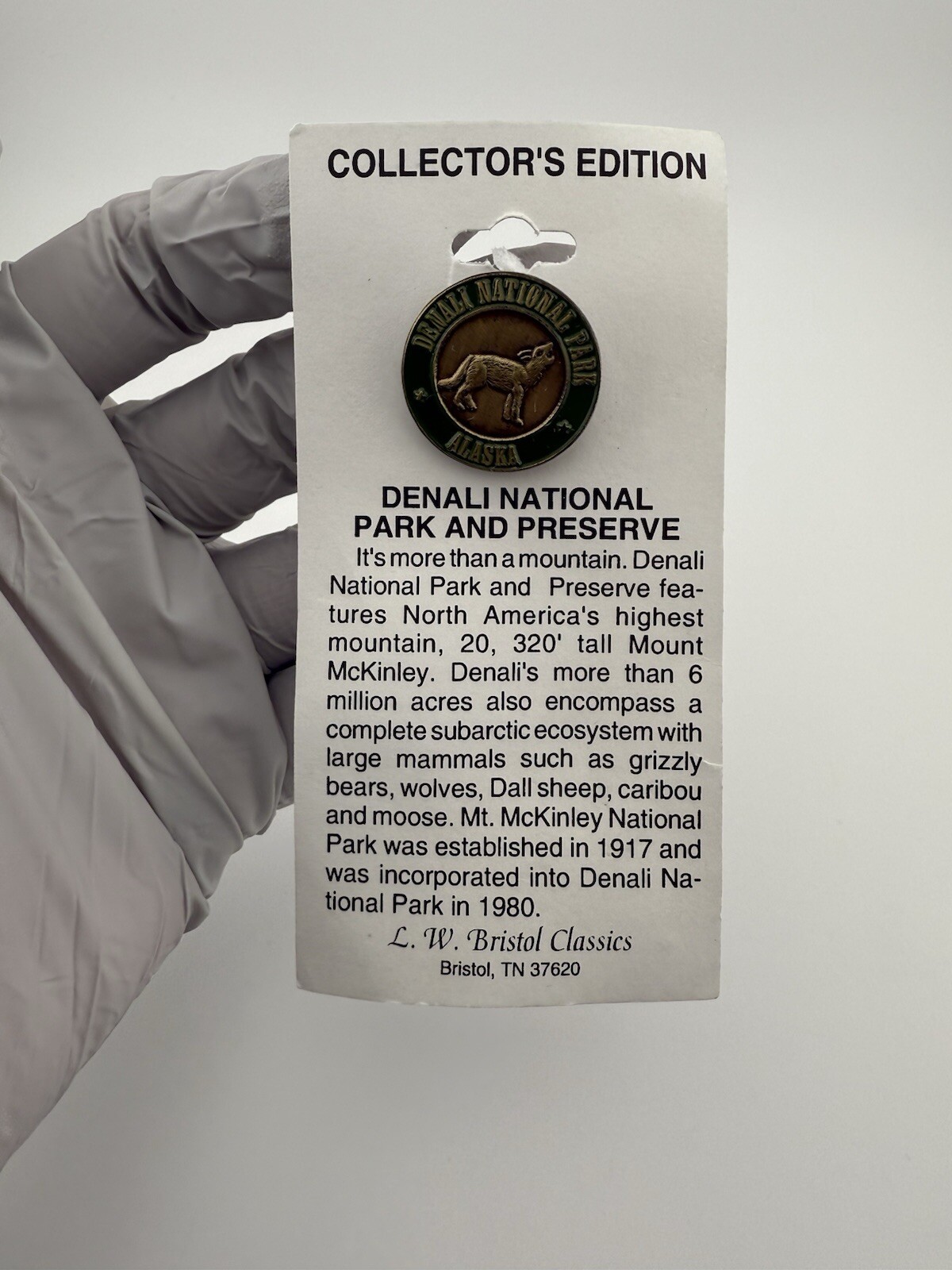 DENALI NATIONAL PARK AND PRESERVE Gold Tone Enamel Lapel Wolf Pin