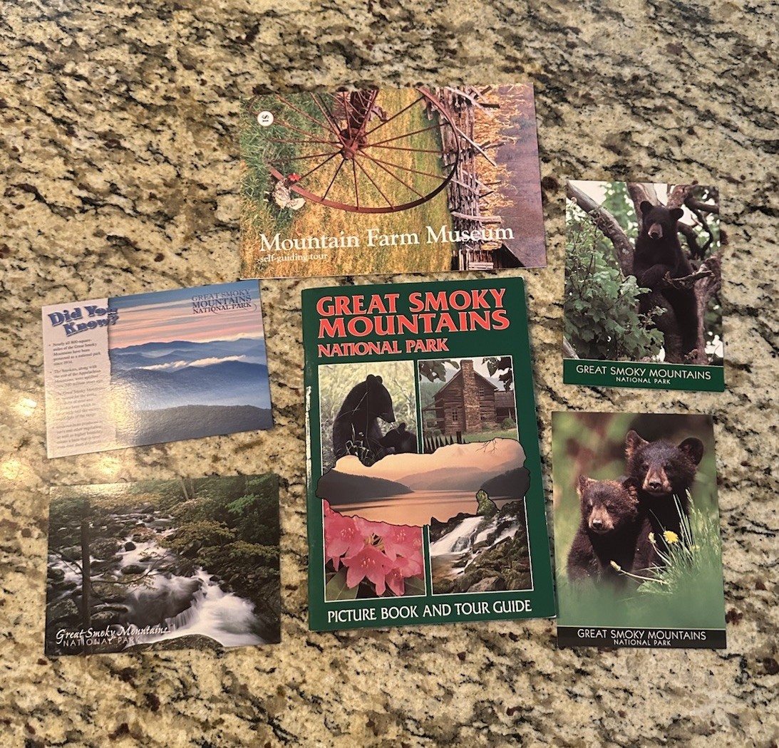Great Smoky Mountains National Park: Picture Book and Tour Guide With Extras!
