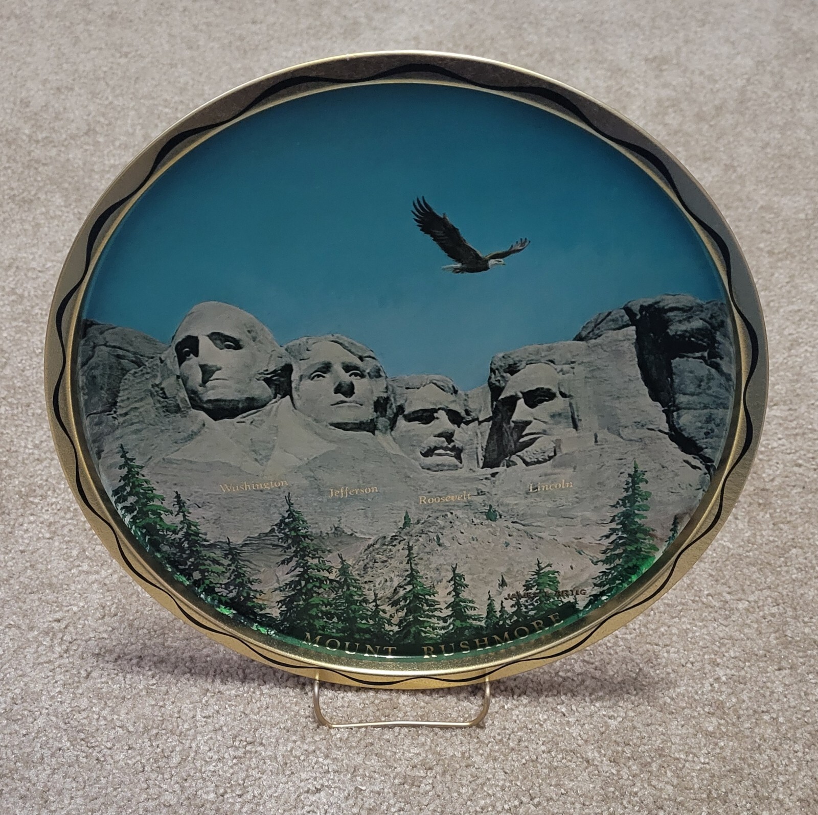 Vintage 1970s Mount Rushmore 11″ Gold Tone Collectible Metal Serving Tray 🇺🇲🦅