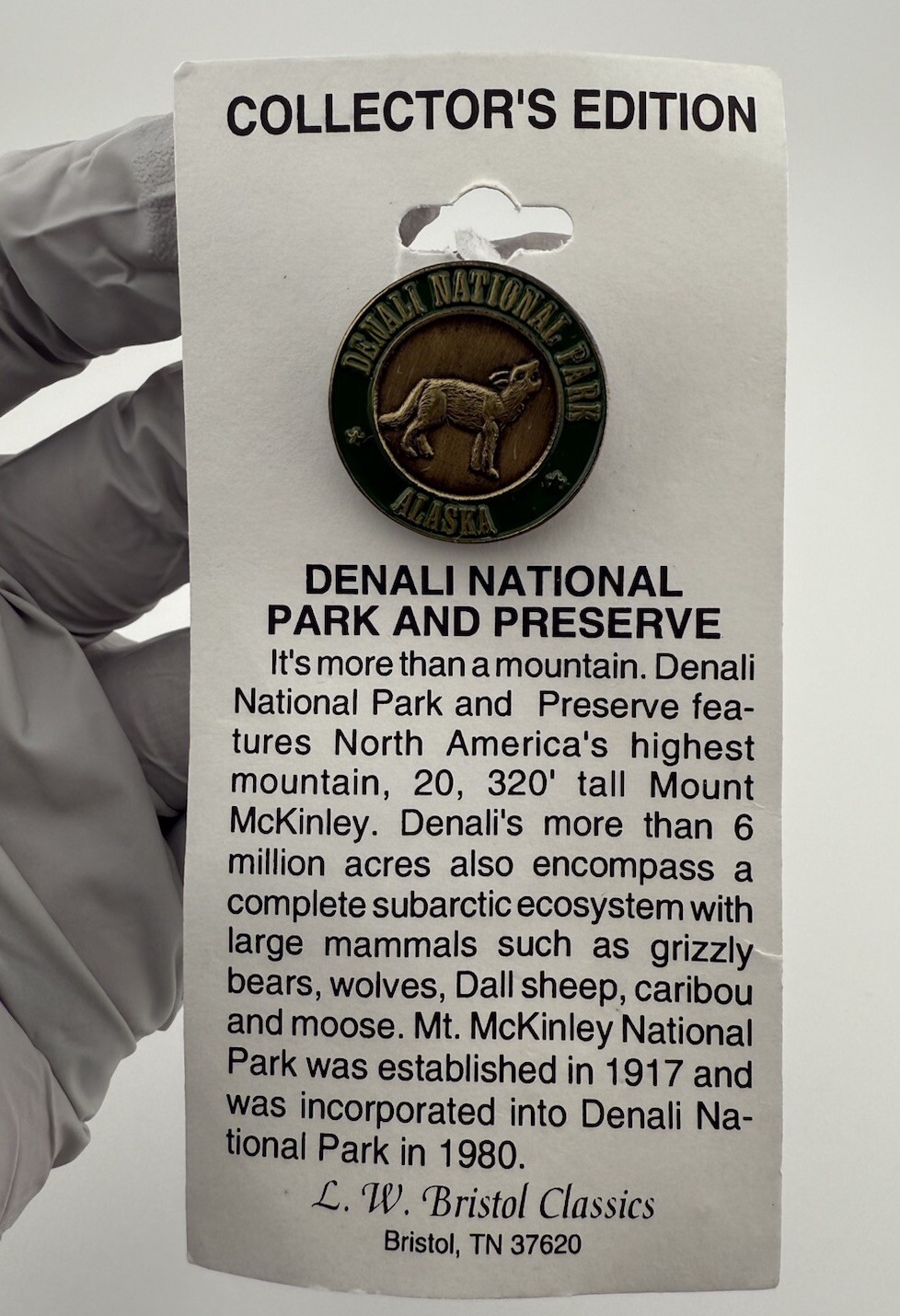 DENALI NATIONAL PARK AND PRESERVE Gold Tone Enamel Lapel Wolf Pin